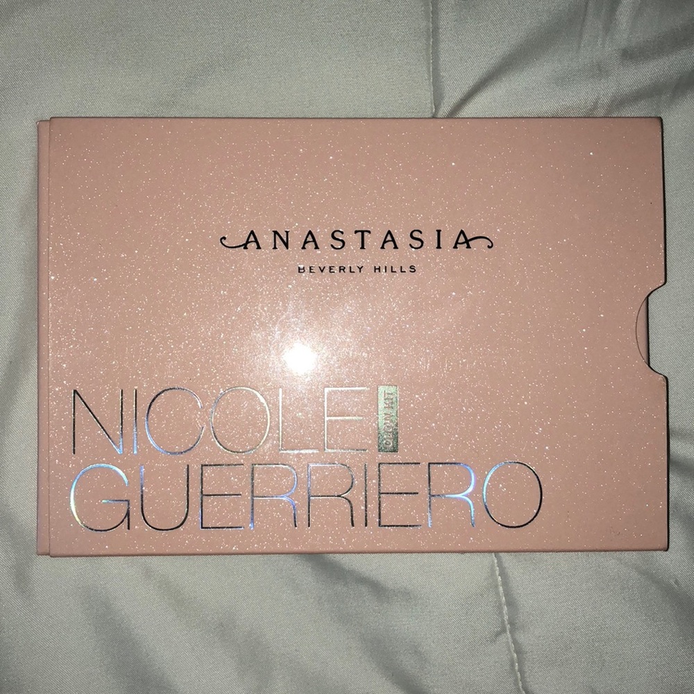 ANASTASIA Nicole Guerriero Glowkit